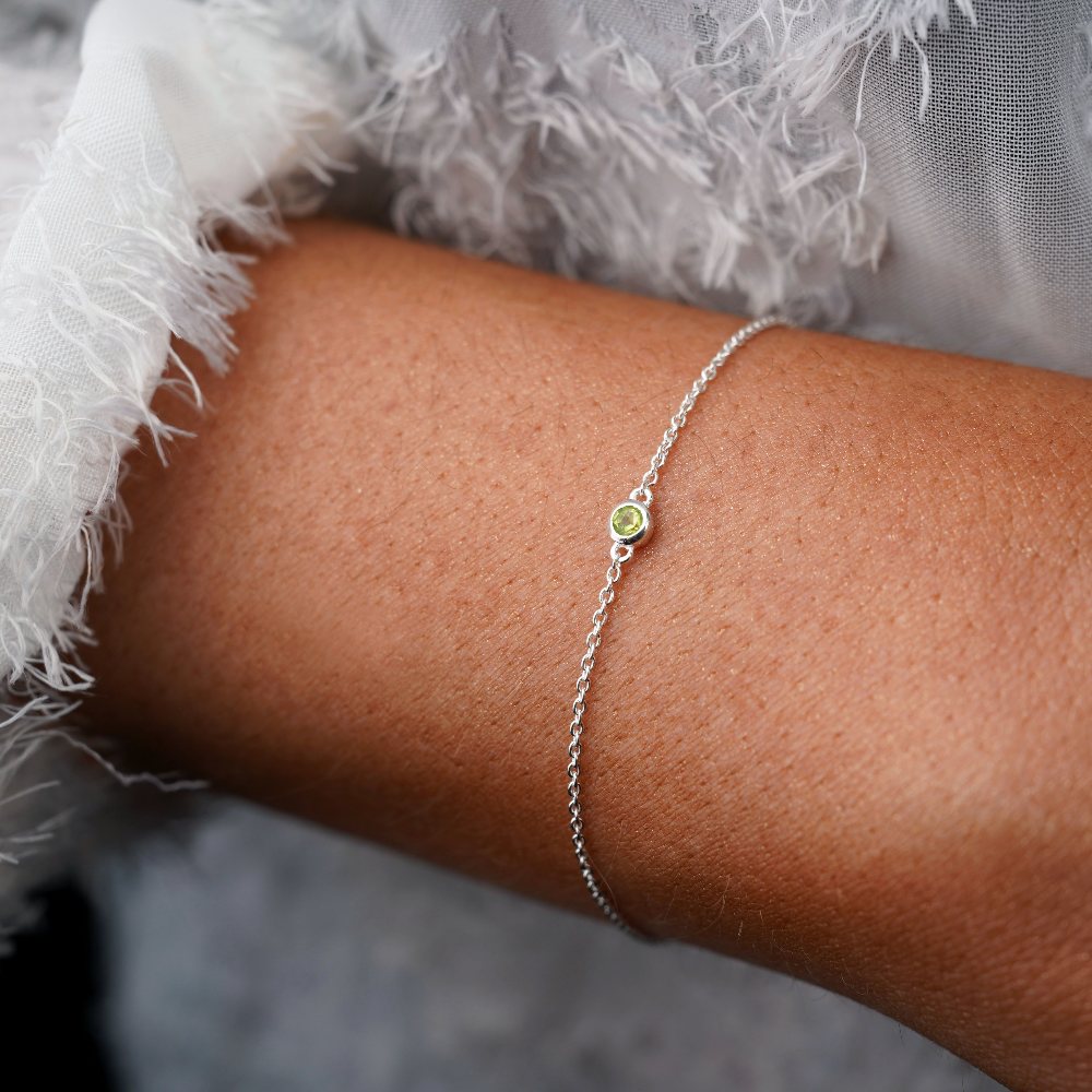 Smycke med grön Peridot kristall. Armband med Peridot, månadssten för augusti.