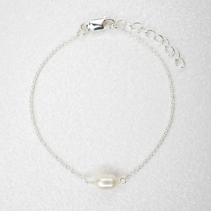 Pearl bracelet in sterling silver. Bracelet with freshwater pearl in silver.
