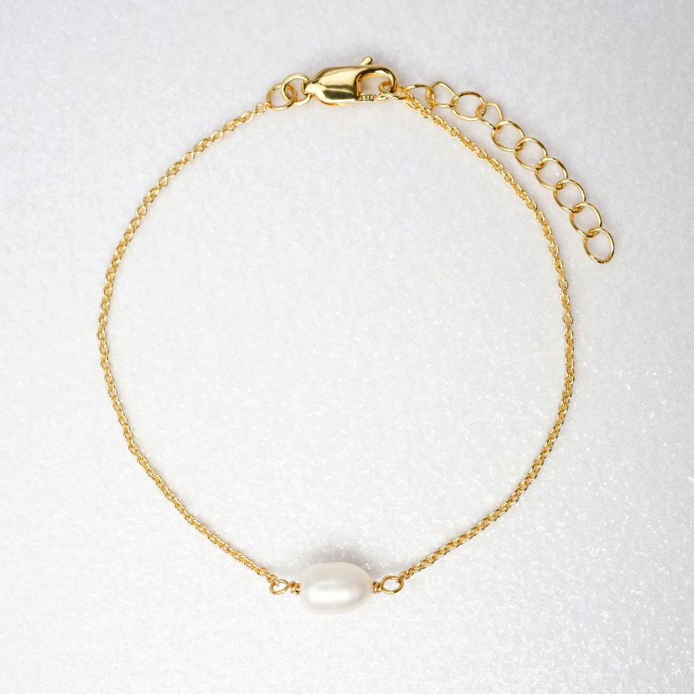 Pearl bracelet in gold. Freshwater pearl in gold bracelet. Gold bracelet with pearl.