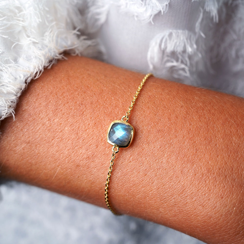 Bracelet with crystal Labradorite in gold. Gold bracelet with gemstone Labradorite that has a beautiful shimmer.