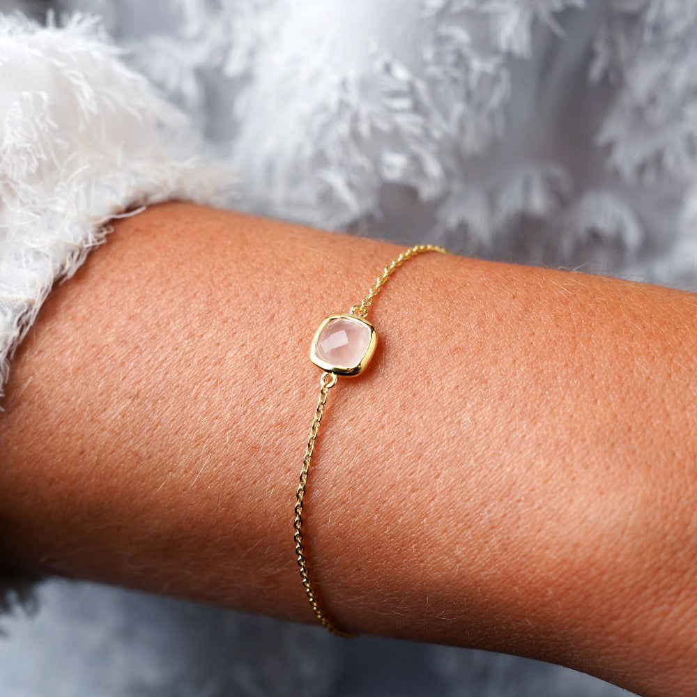 Gold bracelet with crystal Rose Quartz, which is the birthstone of October. Bracelet in gold with Rose quartz, which is a crystal that symbolizes love.