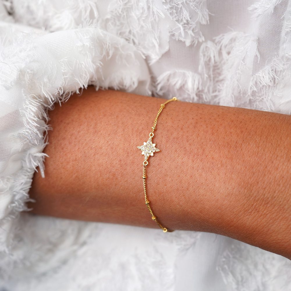 Gold bracelet with star of crystals. Beautiful bracelet in gold and with a sparkling star.