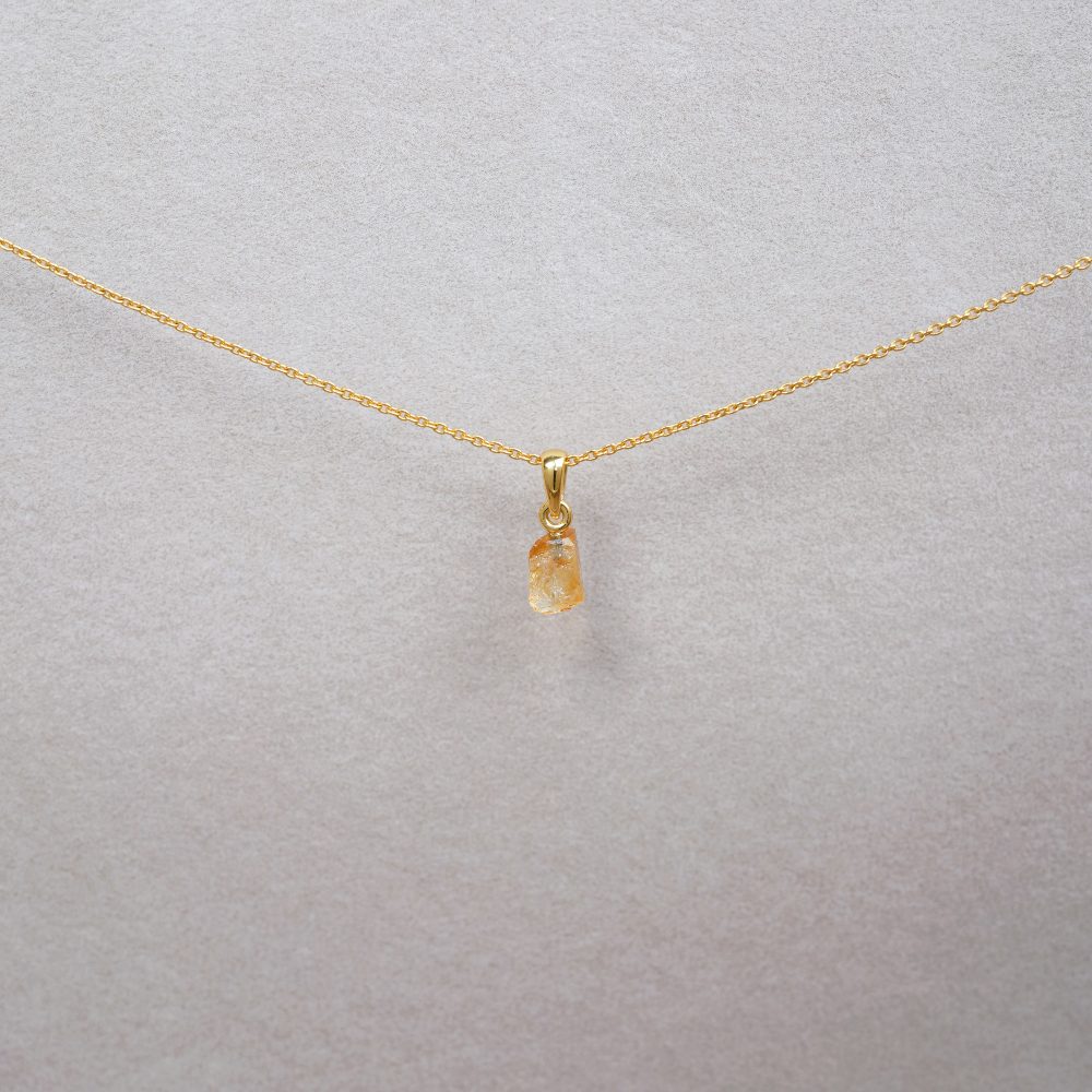 Gold necklace with gemstone Citrine. NEcklace in gold with a yellow stone called Citrine.