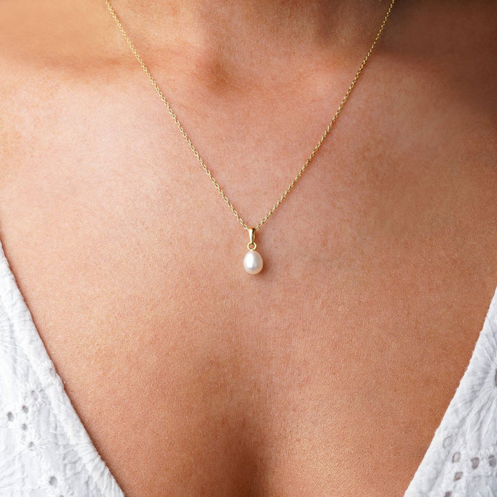 Necklace with freshwater pearl in gold. Gold necklace with freshwater pearl. Necklace with pearl in gold.