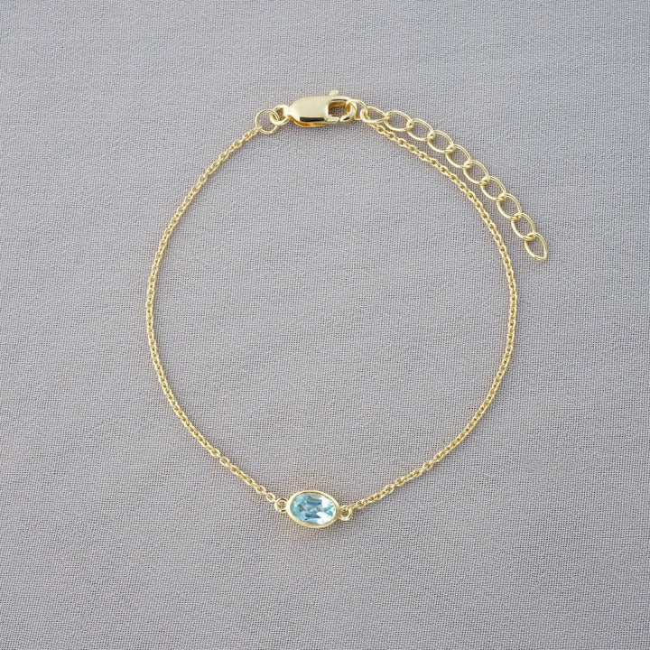 December birthstone bracelet in gold with blue topaz. Crystal bracelet with blue Topaz in gold.