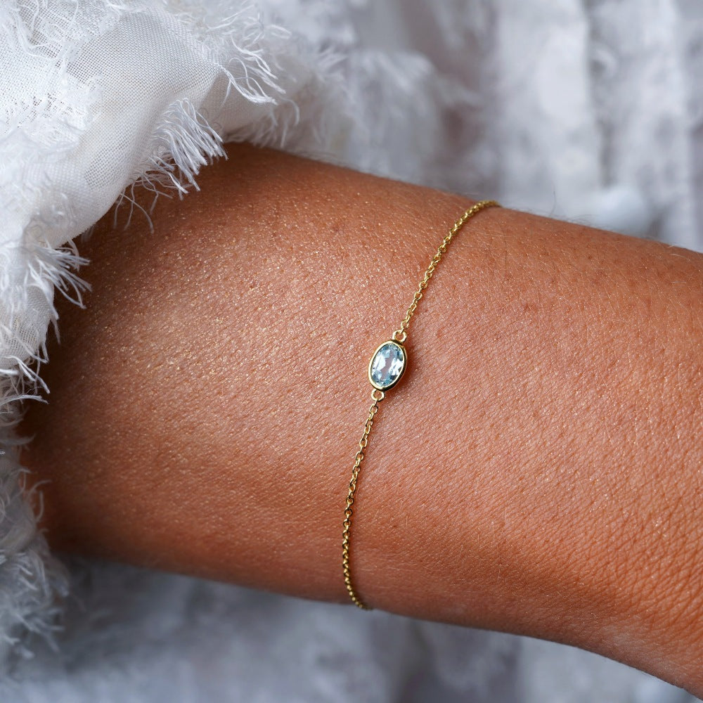 Crystal bracelet in gold with Blue Topaz in gold. Bracelet with crystal blue Topaz, which is the birthstone of December.