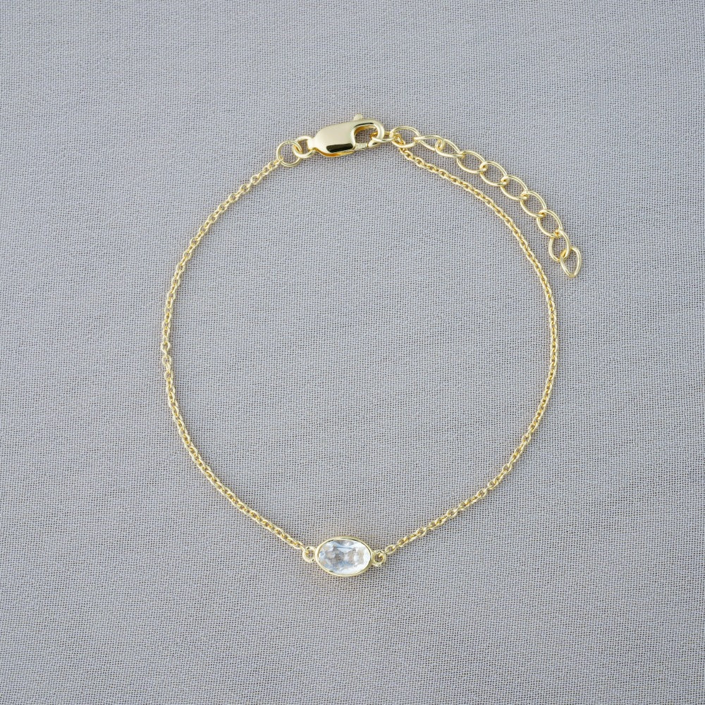 Bracelet with crystal Clear Quartz in gold. Gold bracelet with gemstone Clear Quartz in high quality.