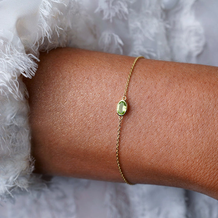 Gold bracelet with crystal Peridot. Bracelet with green gemstone Peridot in gold.