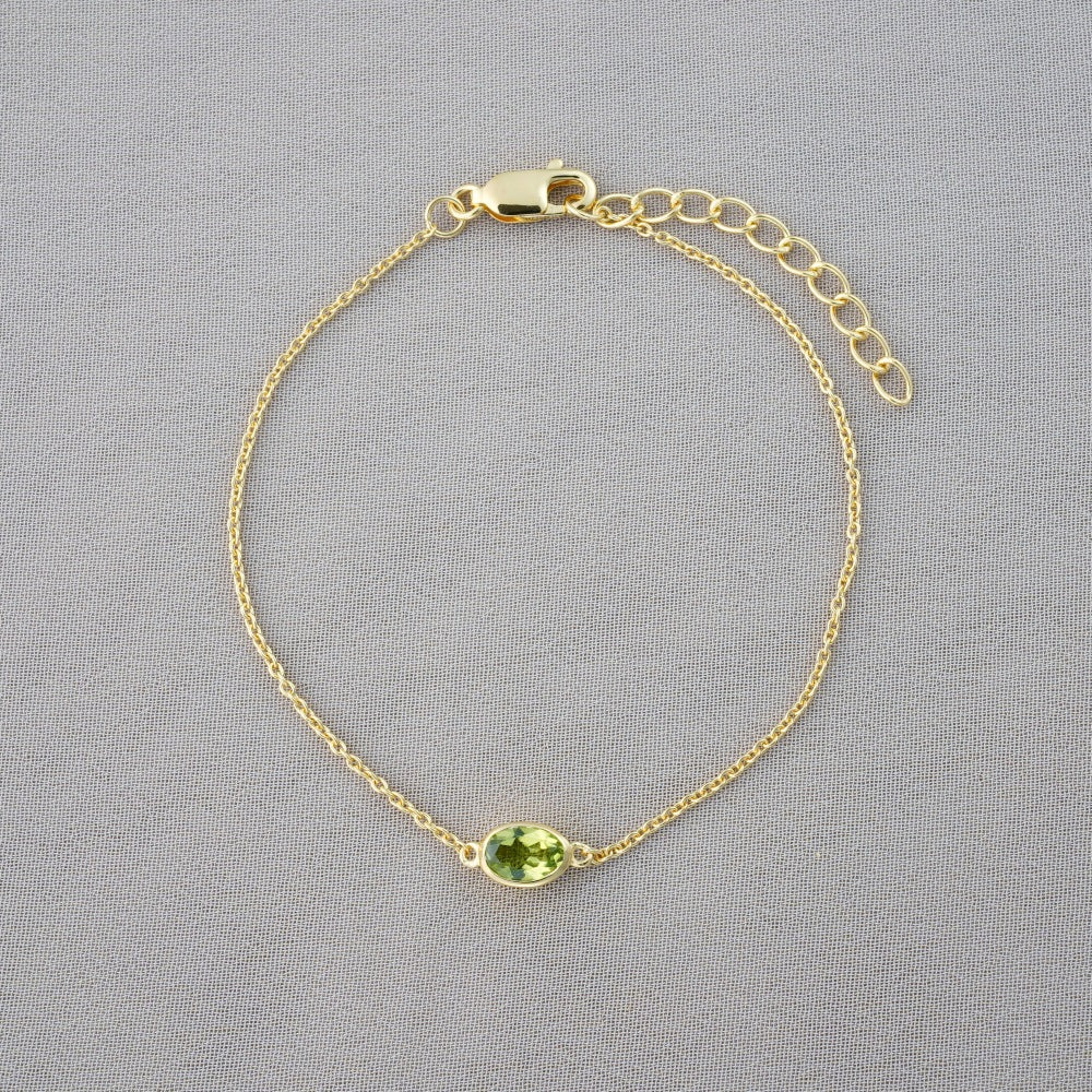 Bracelet with green crystal Peridot in gold. Gemstone bracelet with Peridot in gold.