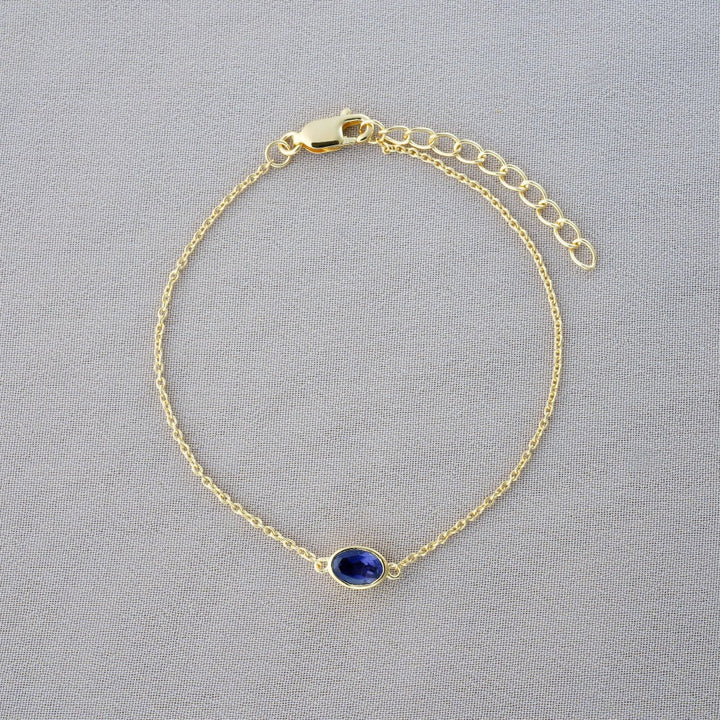 Gold bracelet with September birthstone iolite. Bracelet in gold with crystal Iolite, which is September's birthstone.