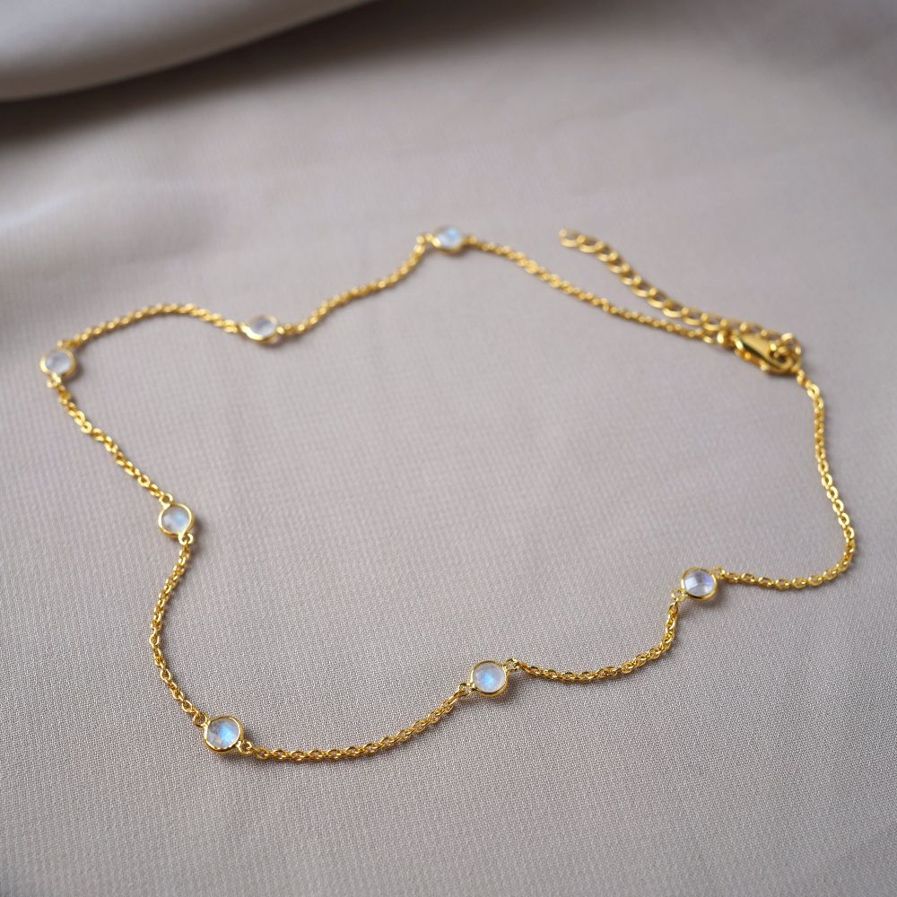 Jewelry with Rainbow Moonstones in gold to wear as a necklace. Crystal jewelry necklace with Moonstone in gold.