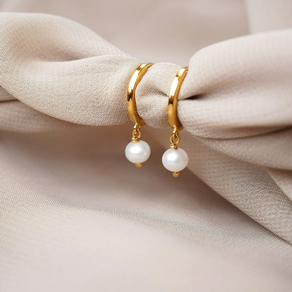 Hoops earrings with freshwater pearl. Earrings with pearls in the model hoops. Gold earrings with freshwater pearl.