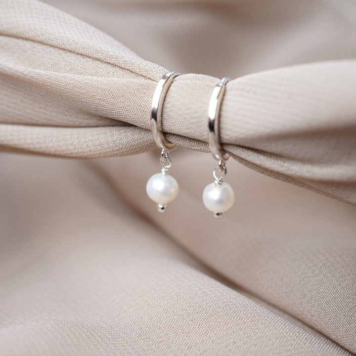  Hoops earrings with freshwater pearl in sterling silver. Earrings with pearls in silver.