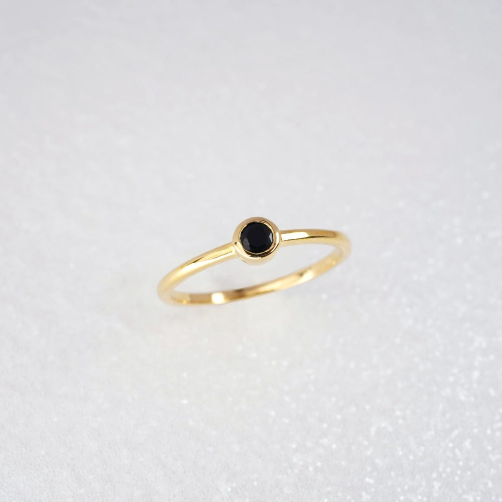 Ring with crystal Onyx in gold. Crystal ring with Onyx in gold. Classy and luxurious ring with black gemstone..