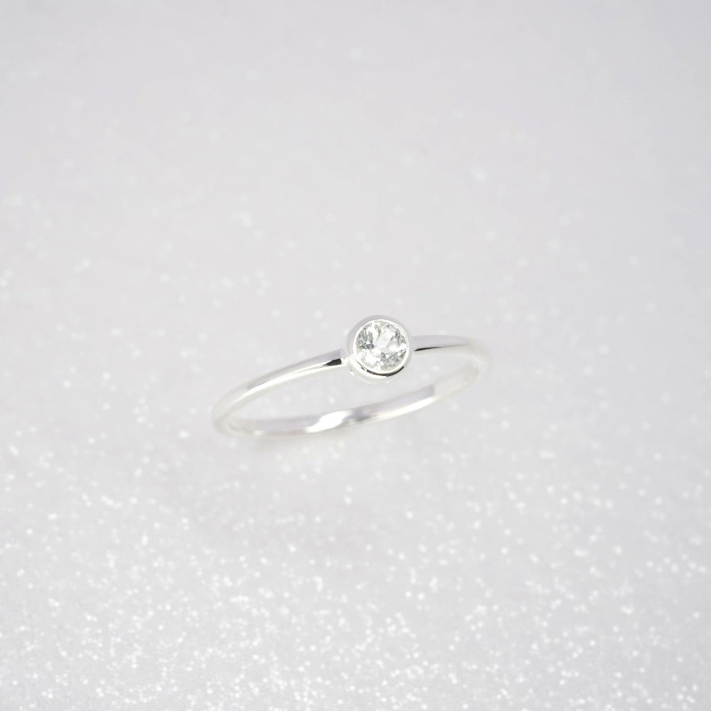 Silverring med kristall vit Topas som är april månadssten. Ring med vit Topas i sterling silver 925.