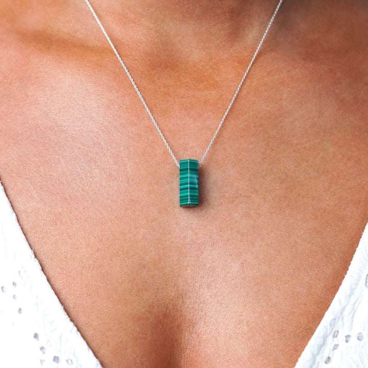 Crystal necklace with polished Malachite crystal with a beautiful green pattern. Natural gemstone Malachite to wear as jewelry for necklaces.