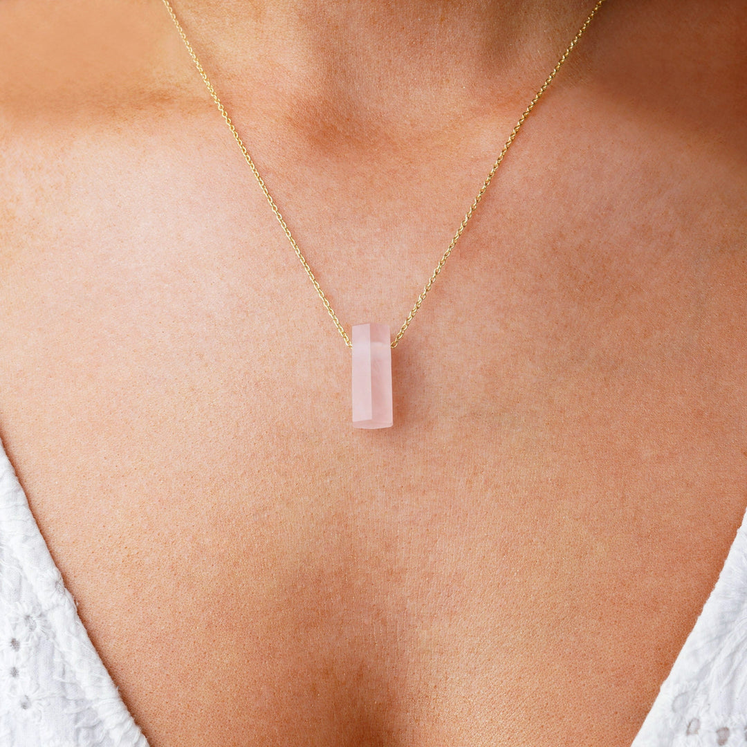 Crystal jewelry with Rose quartz crystal for necklace. Gold necklace with beautiful gemstone Rose Quartz.