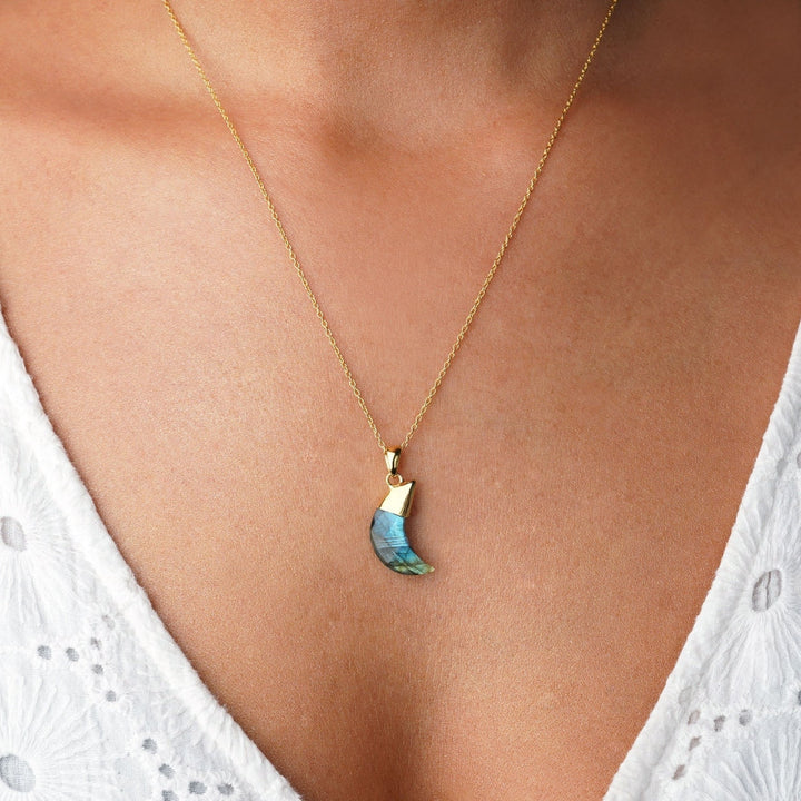 Necklace with Labradorite in the shape of the moon. Labradorite jewelry in gold and in the shape of the moon.