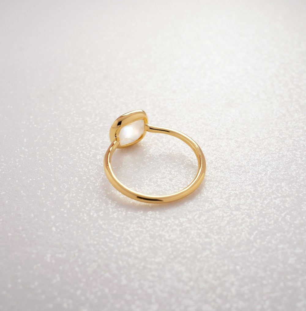  Ring with crystal Moonstone in gold. Crystal ring with Rainbow Moonstone in gold.