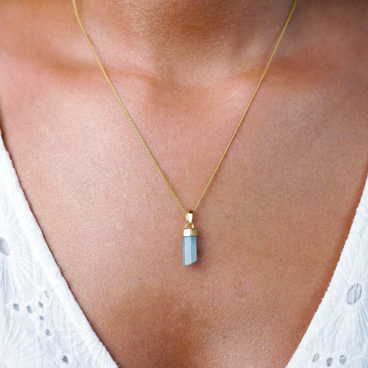 Necklace with crystal point of Aquamarine in gold vermeil. Jewelery with blue aquamarine to wear as a necklace.