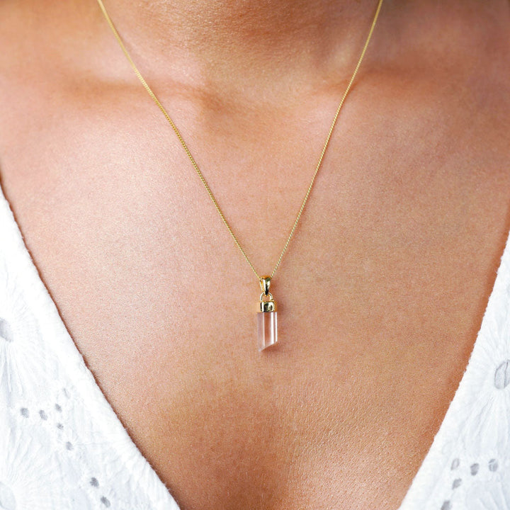 Necklace with a natural tip in Clear Quatyz, which is a healing gemstone and the birthstone of April. Jewelry with a crystal point in Clear Quartz, the birthstone of April.