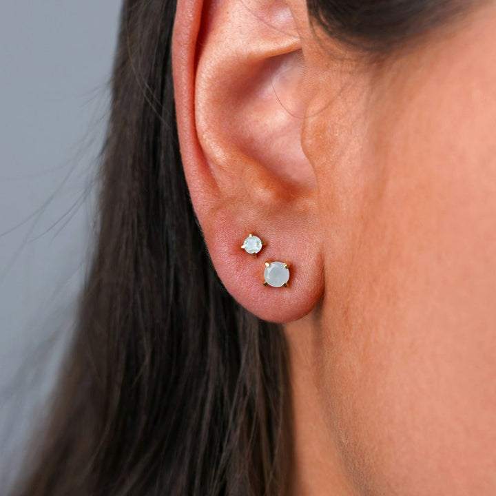 Aquamarine stud earrings in gold. Classy gemstone earrings with blue crystal Aquamarine.