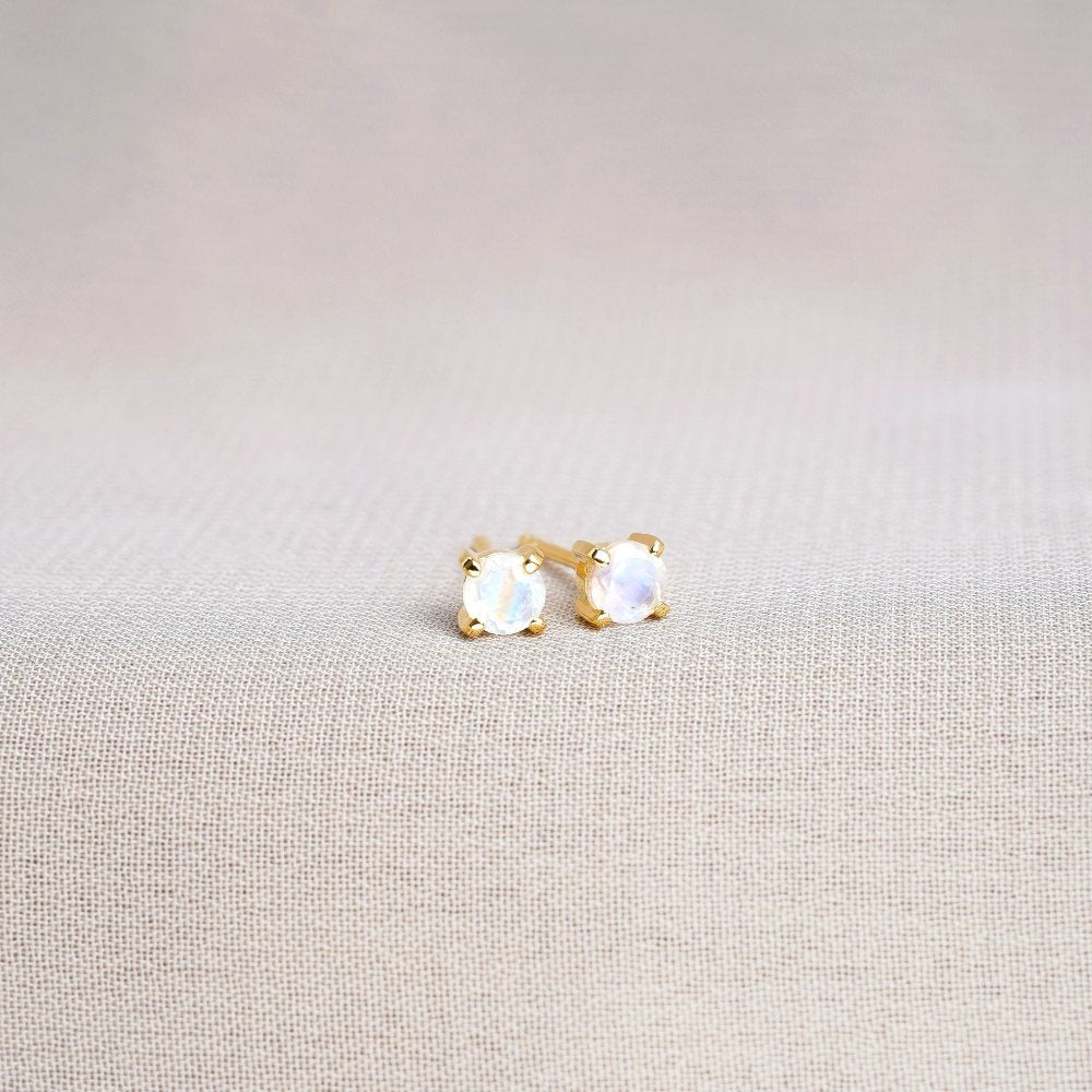 Earrings with Rainbow Moonstone in gold. Stud earrings with Moonstone in gold.