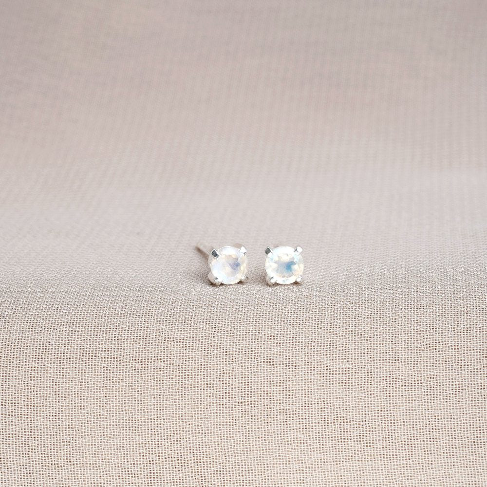 Gemstone earrings with Moonstone in silver. Crystal earrings with rainbow moonstone in silver.