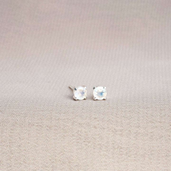 Gemstone earrings with Moonstone in silver. Crystal earrings with rainbow moonstone in silver.