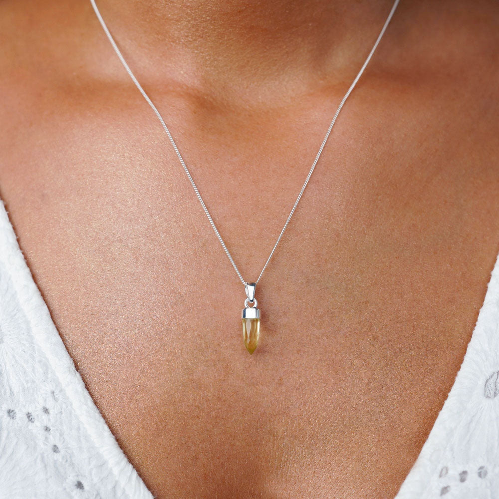 Mini point with Lemon Quartz for necklace in sterling silver. Jewelry with yellow gemstone Lemon Quartz stands for courage, self-confidence and happiness.