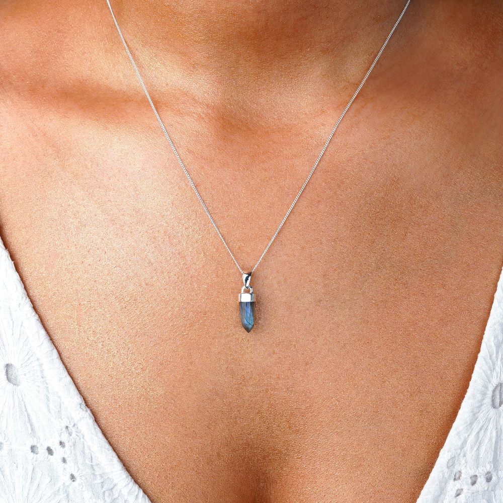 Mini point with crystal Labradorite to wear as a necklace. Jewelry with crystal Labradorite, which is a magical crystal.