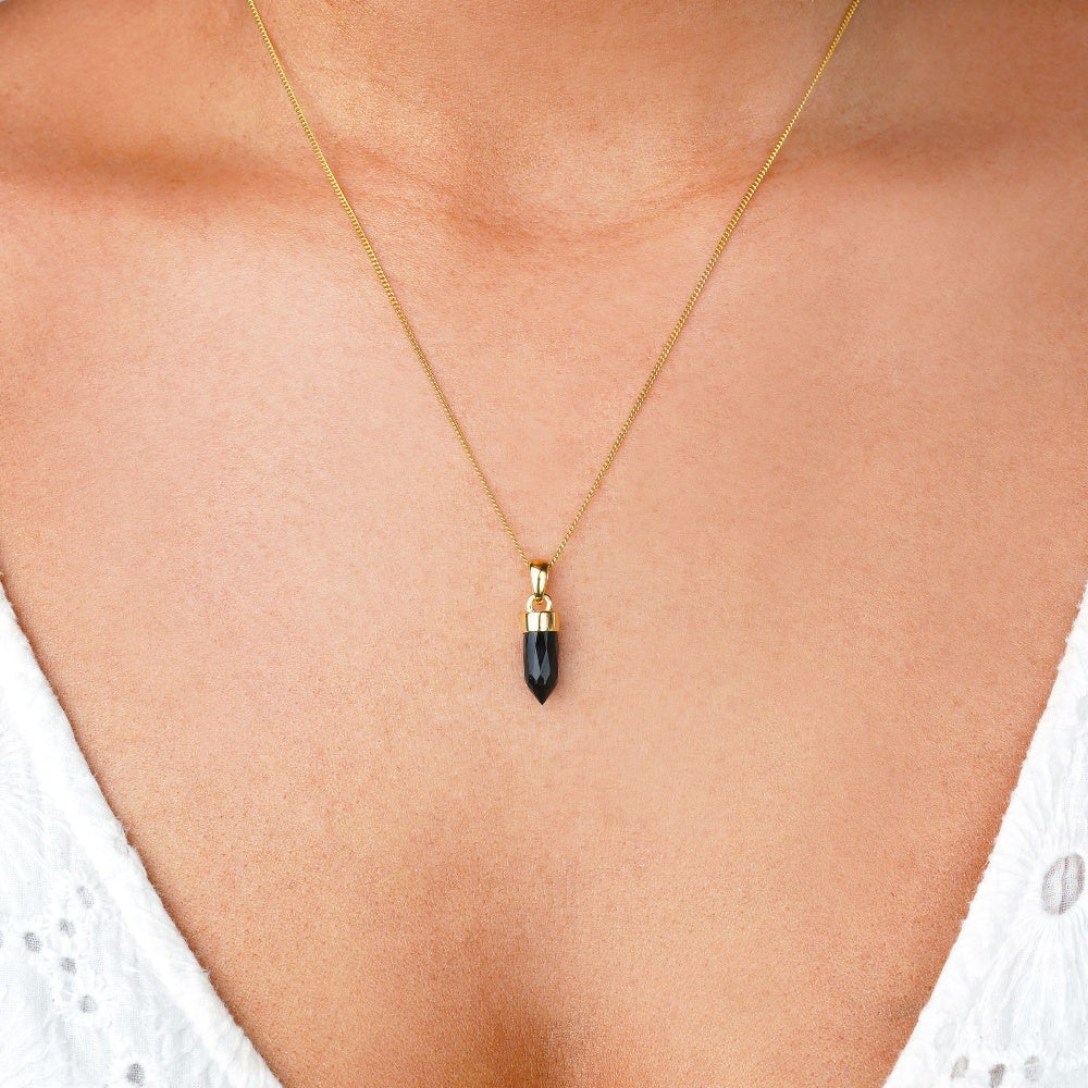 Crystal mini point with Onyx which is a black gemstone and stands for protection. Necklace with the black gemstone Onyx can be worn as a protective amulet.