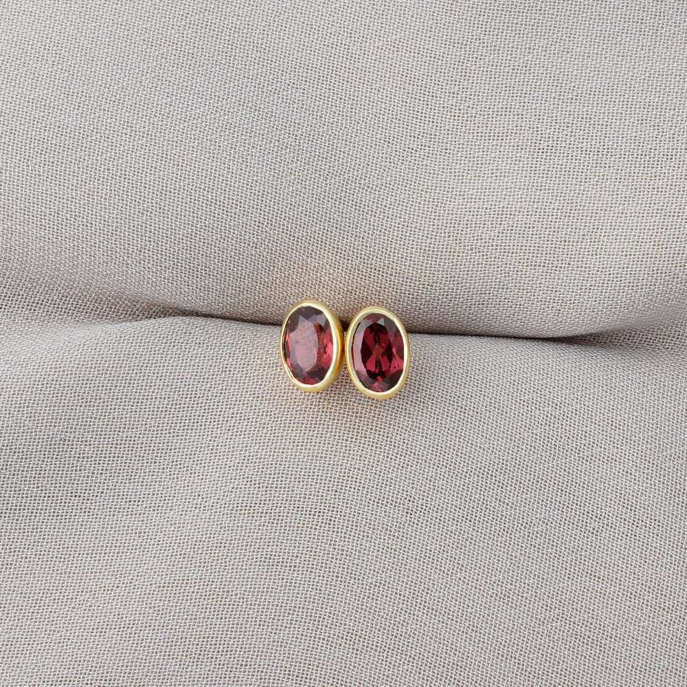 Crystal earrings with Garnetgemstone in gold. January birthstone earrings in gold with red crystal Garnet.