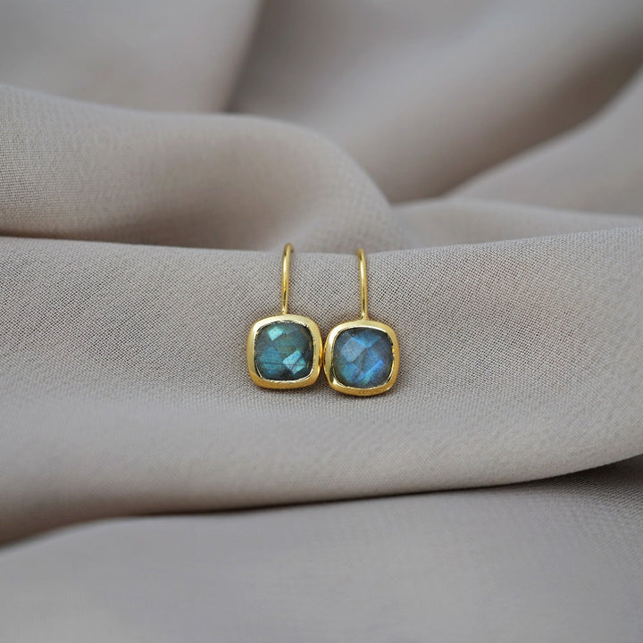 Crystal jewelry earrings with Labradorite in gold. Earrings with crystal Labradorite in gold.
