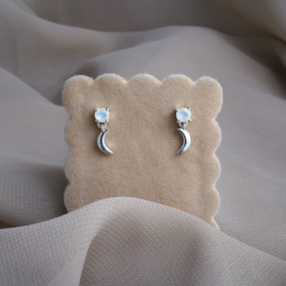 Silver earrings with half moon and Moonstone crystal. Stud earrings in silver with moon and gemstone Rainbow Moonstone.