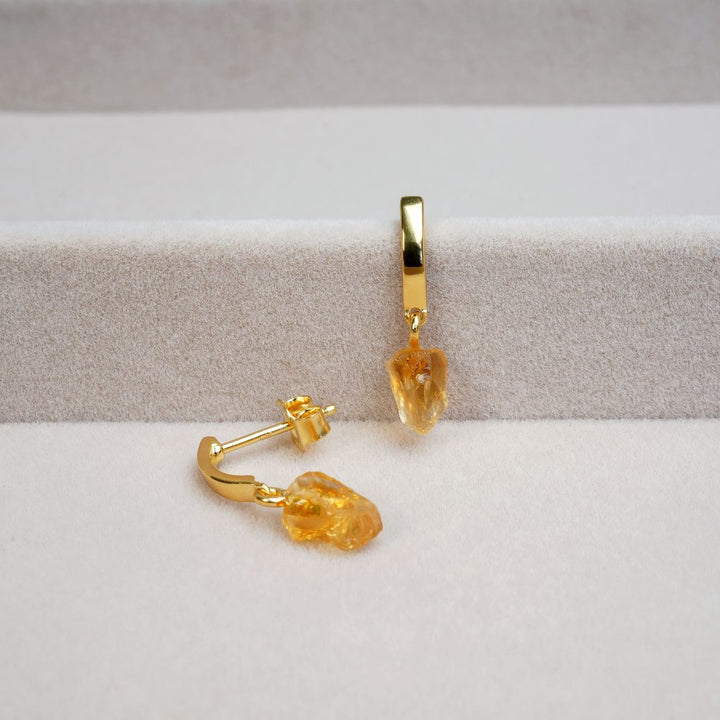 Modern gold earrings with yellow crystal Citrine, also November's birthstone. Beautiful earrings in gold with yellow crystal Citrine in raw form.
