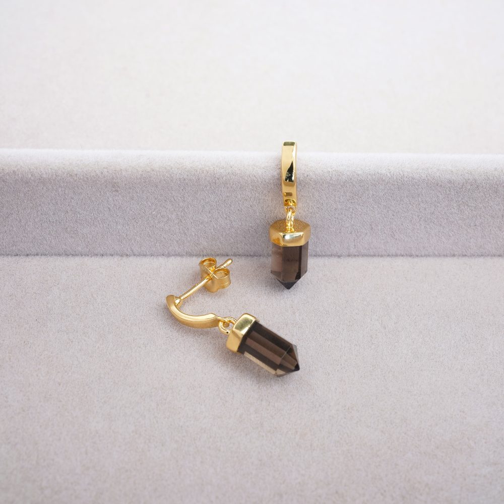 Crystal earrings with beautiful points in Smoky Quartz, a protective stone. Modern gold earrings with brown gemstone Smoky quartz that protects against negativity.