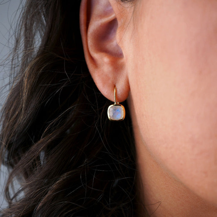 Elegant gold earrings with crystal Rainbow Moonstone that has a blue shimmer. Crystal earrings with Moonstone in gold vermeil of high quality.