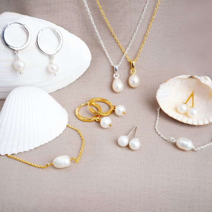 Pearl collections with necklace, bracelet and earrings. Freshwater pearls jewelry in silver and gold.