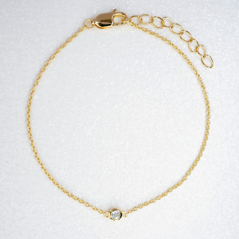 Blue Topaz jewelry to wear as a bracelet. Crystal bracelet with Blue Topaz in gold.