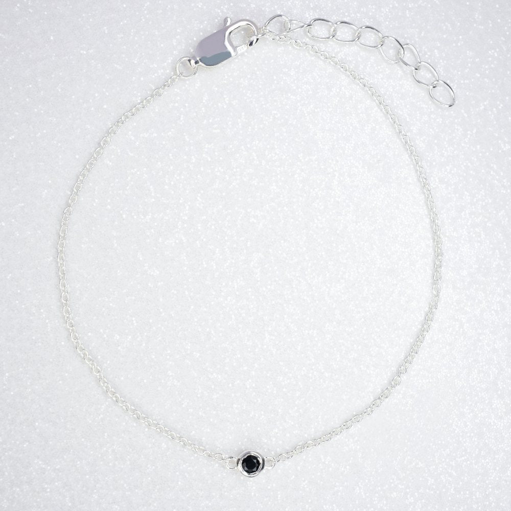 Bracelet with crystal Onyx, which is a black and beautiful gemstone. Jewelry with Onyx as a bracelet.