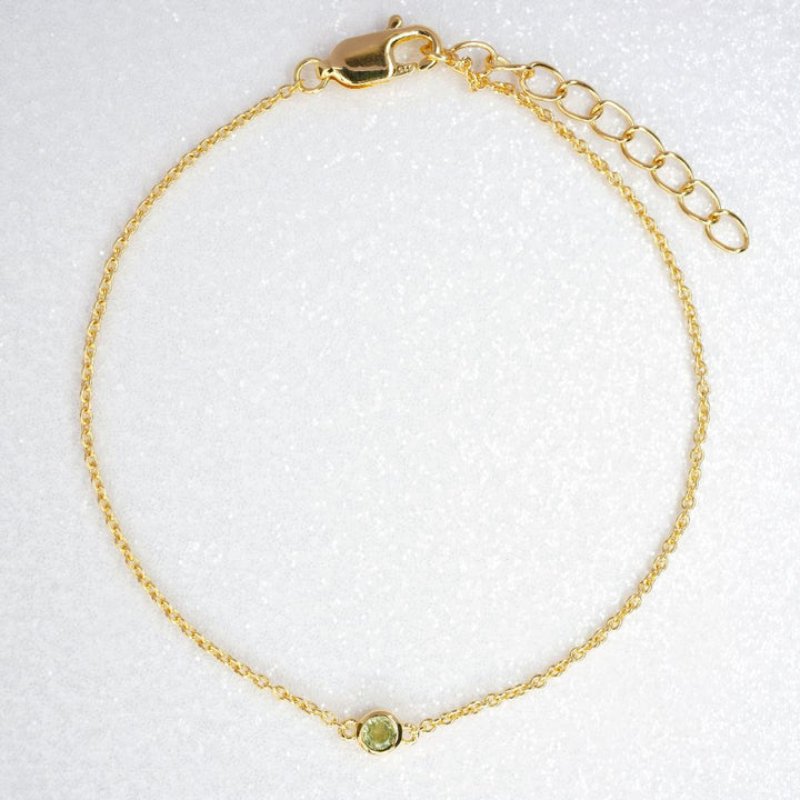 Modern bracelet with Peridot in gold. Jewelry with Peridot in gold to wear as a bracelet.
