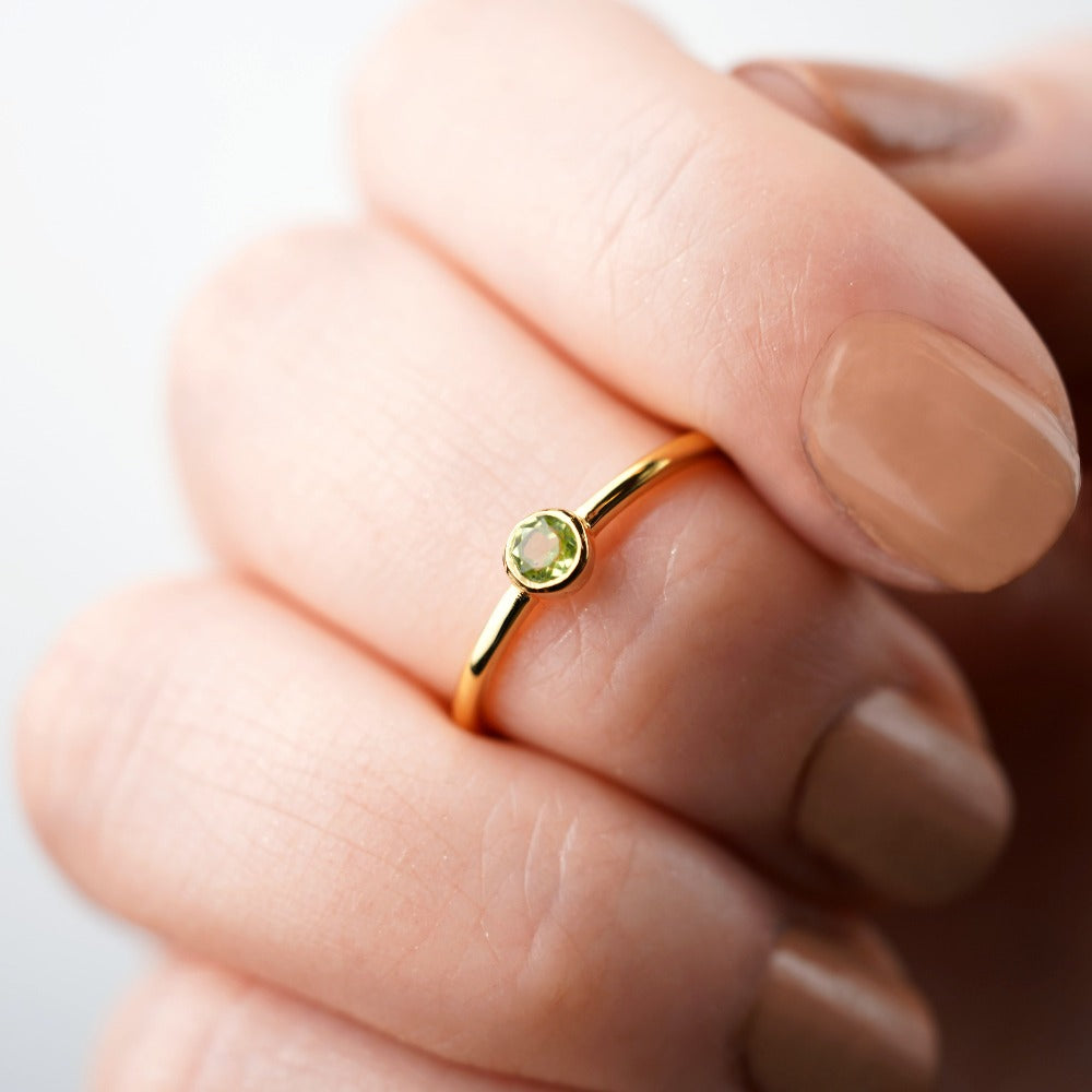  Peridot ring in gold. Modern gold ring with crystal Peridot.