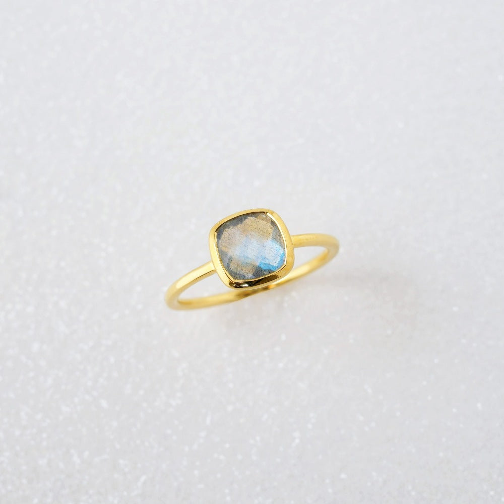 Elegant crystal ring in gold with Labradorite. Modern crystal ring with Labradorite in gold.