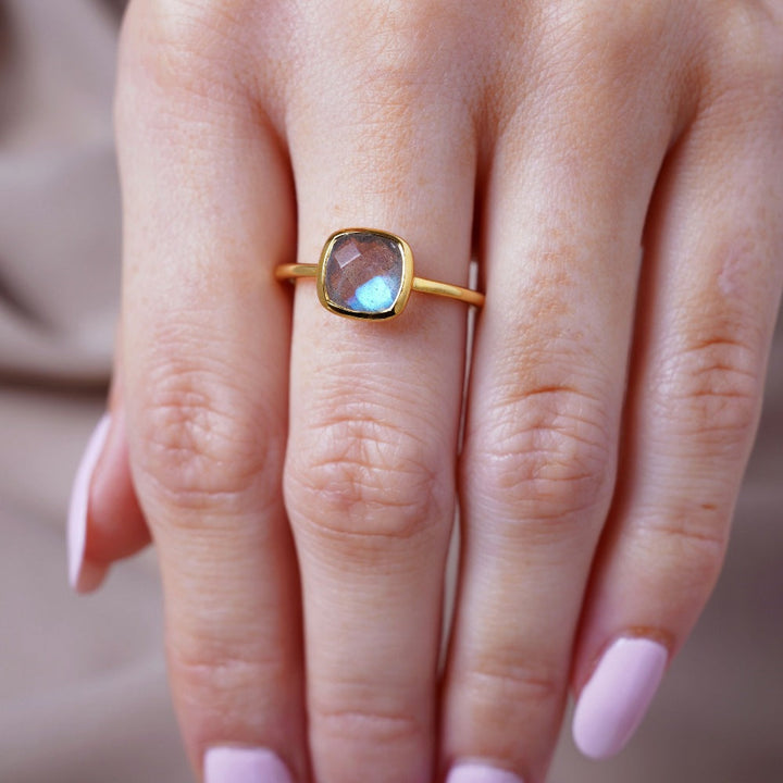 Ring with crystal Labradorite that has a magical shimmer. Crystal ring in gold with gemstone Labradorite.