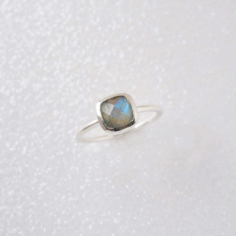Labradorite ring in a elegant and timeless design i sterling silver. Gemstone ring with Labradorite.
