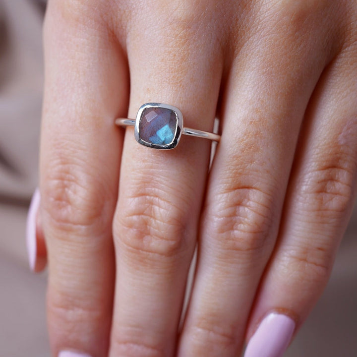  Crystal ring with Labradorite in Sterling Silver 925. Ring with Labradorite in a elegant design.