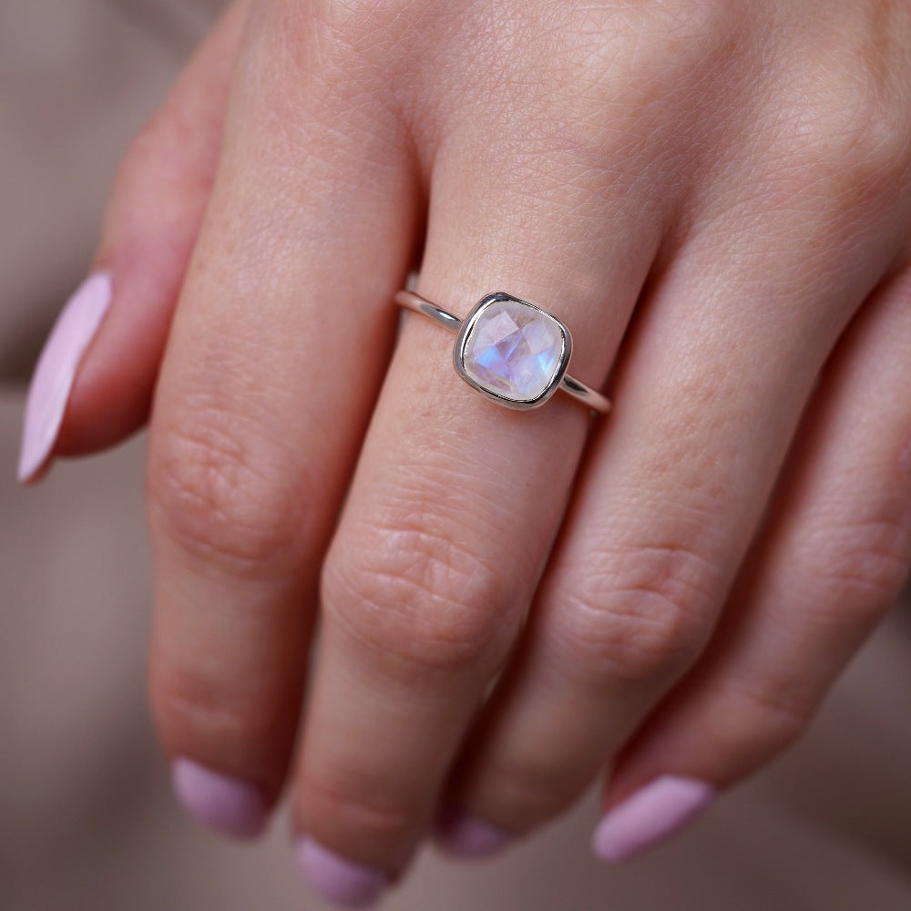 Silver ring with Rainbow Moonstone which has a beautiful shimmer and the birthstone of June. Ring with crystal Moonstone in silver with an elegant design.