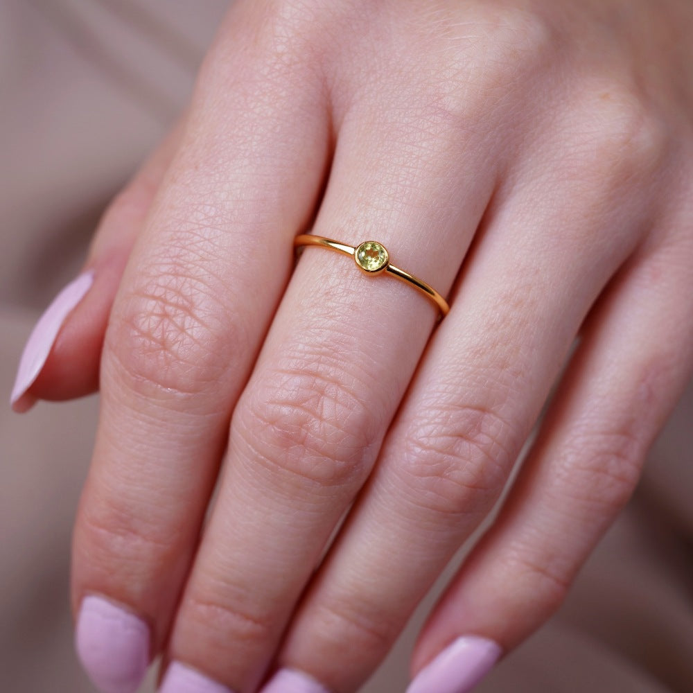 Crystal jewelry with ring in gold with Peridot gemstone. Modern ring in gold with crystal Peridot.