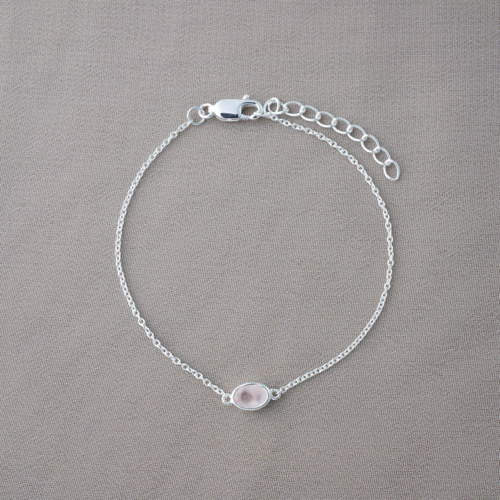 Crystal bracelet with Rose Quartz, a pink crystal that is the birthsonte of October. Silver bracelet with the love crystal Rose Quartz.